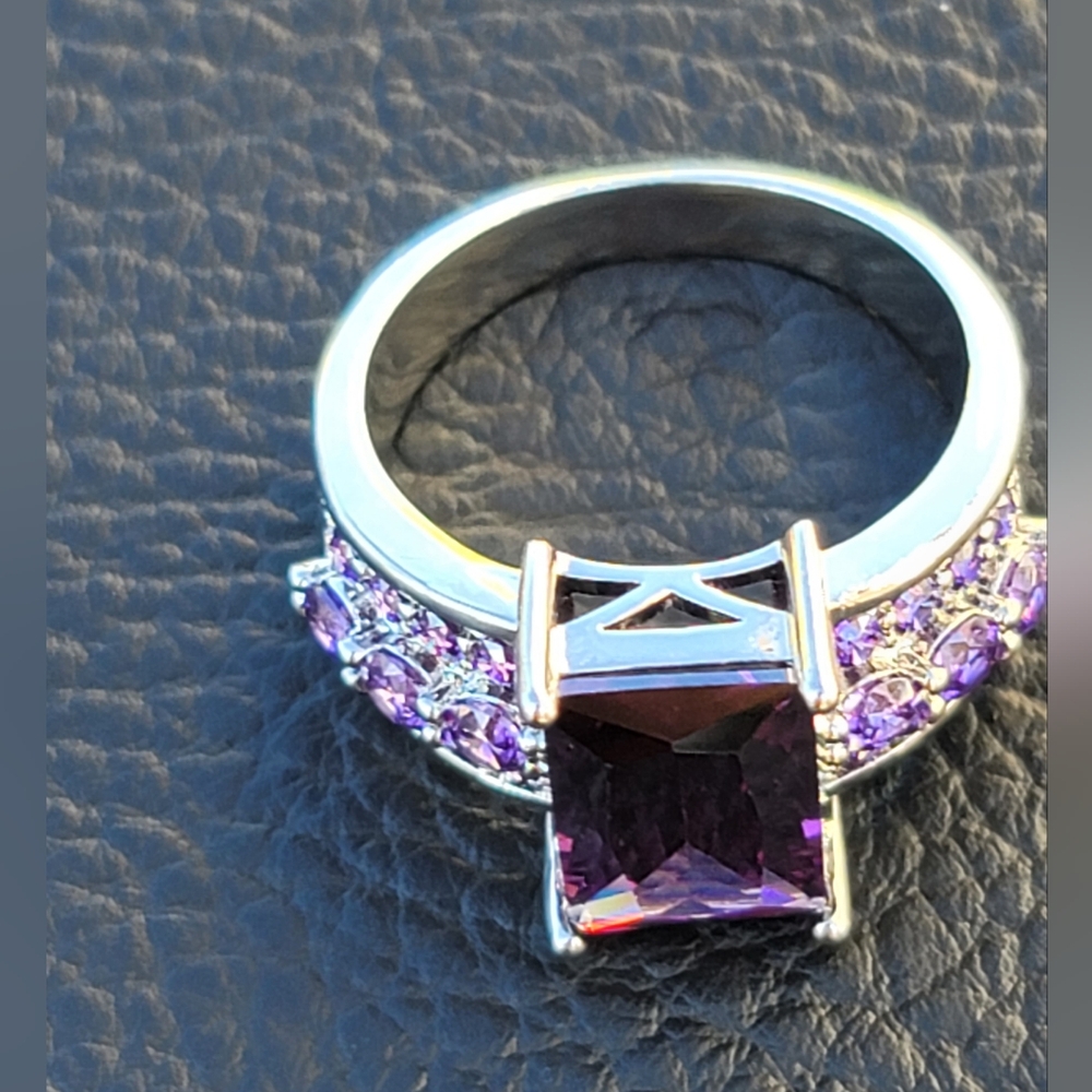 Purple Emerald Cut Glass Ring - Vintage, Estate - Size 8.5 - Picture 7 of 7
